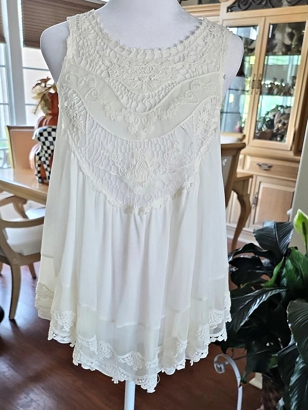 Ultra Pink Lace Trim Embroidered Tank in Cream Size Small